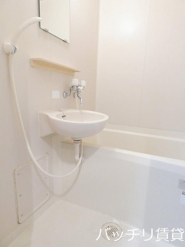 バス・シャワールーム　別号室タイプの為、現状を優先致します。