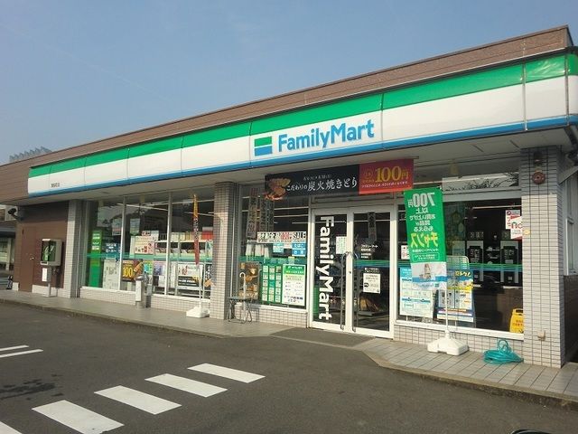 コンビニ　ファミリーマート関桜町店（コンビニ）まで550m