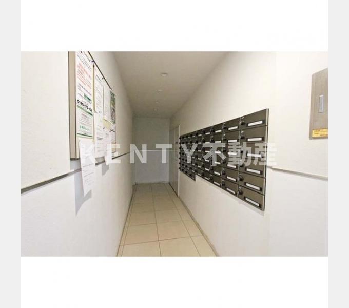 その他設備　その他画像右：メールボックス、宅配ボックス 左：掲示板、奥に