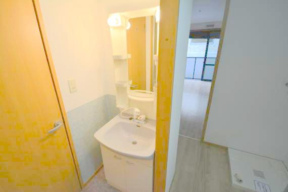 洗面設備　人気の独立洗面所にはうれしいシャンプードレッサーが付いてます