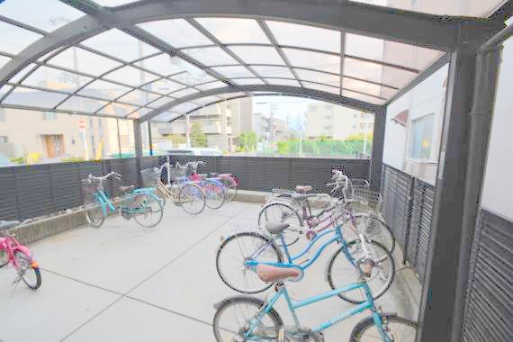 駐車場　敷地内にある駐輪場。雨の日にはうれしい屋根つきです。