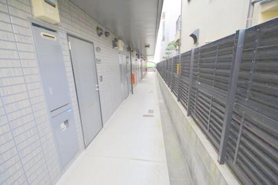 ロビー　奥行きのあるロビーは綺麗に片づけられています。