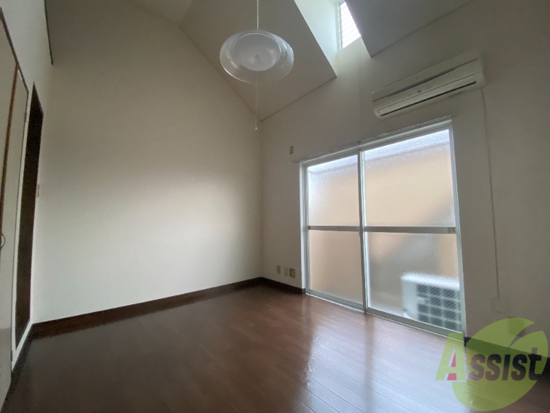 居室・リビング　陽当たり良好でシンプルなデザインのリビング。