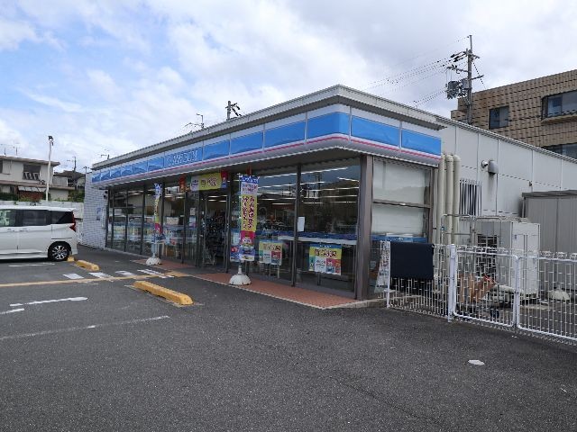 コンビニ　ローソン 学研北生駒駅前店（コンビニ）まで19m