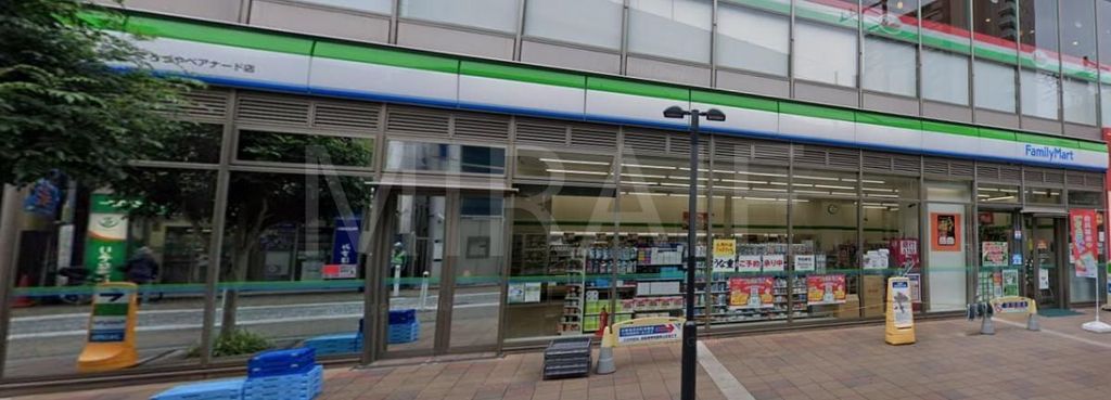 コンビニ　ファミリーマートよろづやペアナード店（コンビニ）まで40m