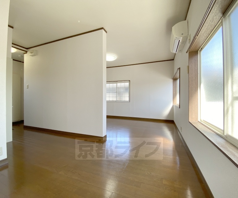 居室・リビング　角部屋で３方に窓がある風の通るお部屋です。ダイニングキ...