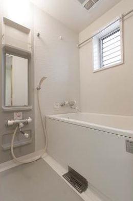 バス・シャワールーム　窓付きバスルーム
