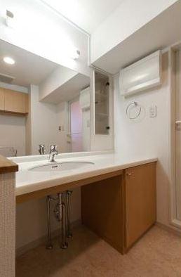 洗面設備　大きな洗面化粧台