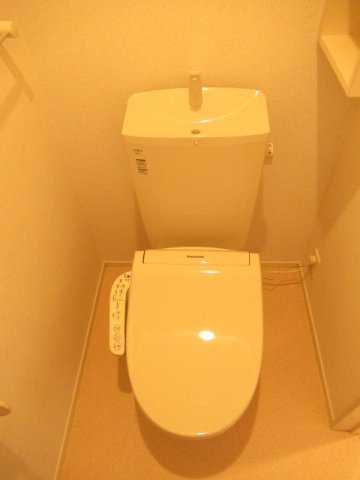 トイレ　落ち着いた色調のトイレです