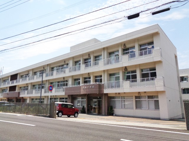 小学校　四国中央市立松柏小学校（小学校）まで619m