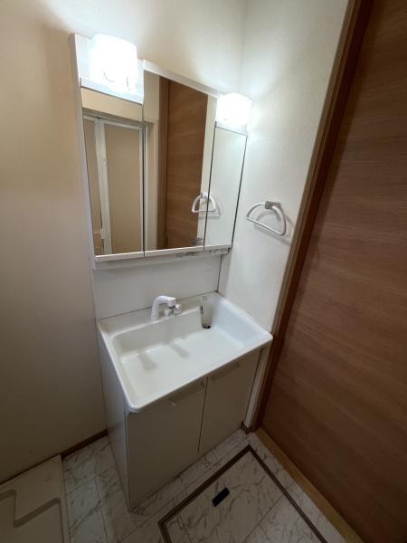 洗面設備　大きな洗面台