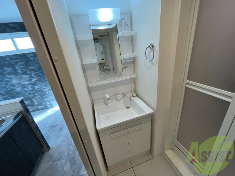 洗面設備　独立洗面台です。大きくてよいですね。シャンプーもできます！