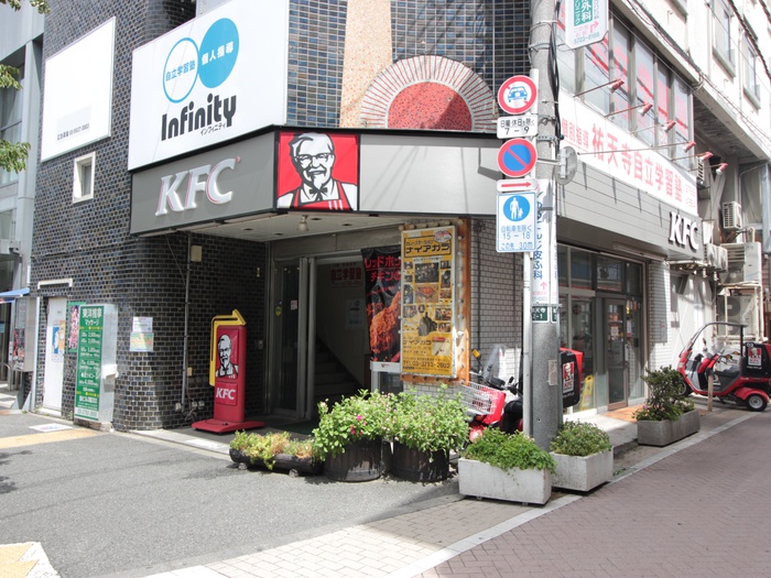 飲食店　KFC（飲食店）まで727m
