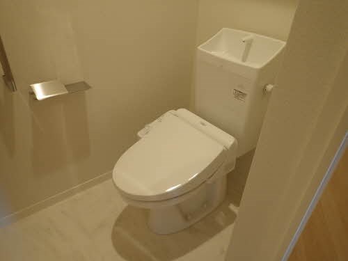 トイレ　温水洗浄便座。今となっては必須ですね！
