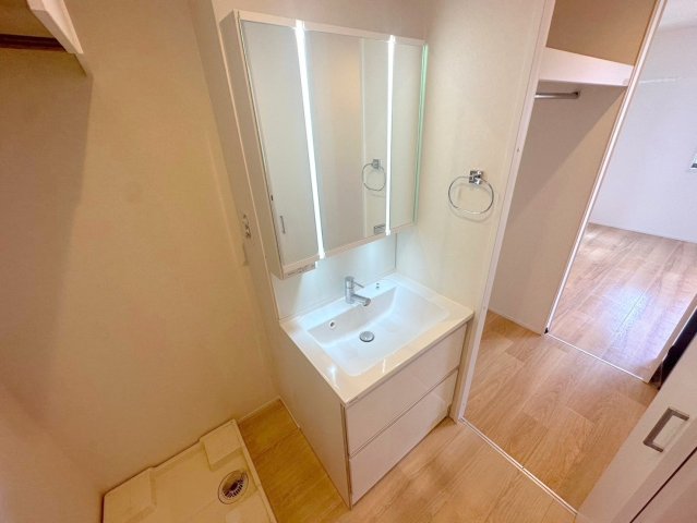 洗面設備　身支度が出来る独立洗面台です。