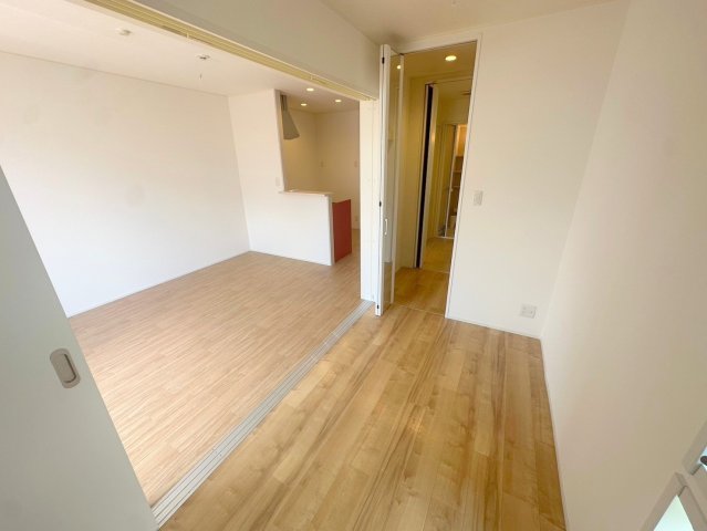 その他部屋・スペース　ゆとりのあるベッドルームで快適な睡眠をとってくださいね。