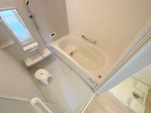 バス・シャワールーム　広めのお風呂は一日の疲れを癒してくれます。