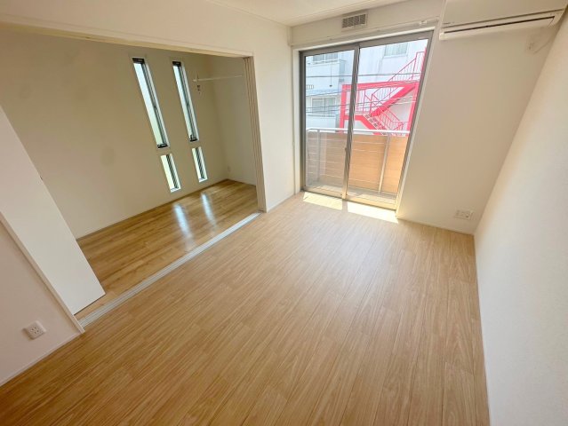 居室・リビング　明るく広々としたリビングです。