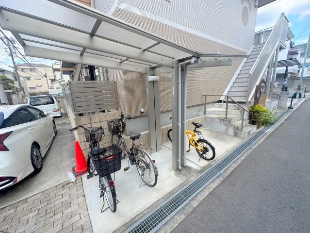 駐車場　敷地内には入居者専用の駐輪スペースもあります。