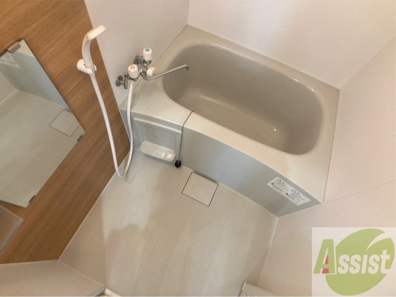 バス・シャワールーム　バスルームは狭すぎず、シャワーも浴びやすそうです。