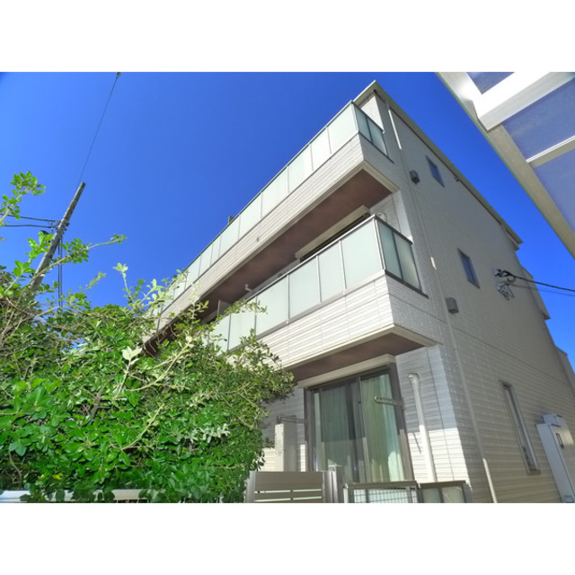 建物外観　３階建ての賃貸マンション