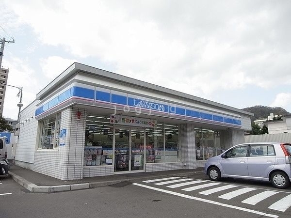 コンビニ　ローソン札幌旭ヶ丘店（コンビニ）まで792m