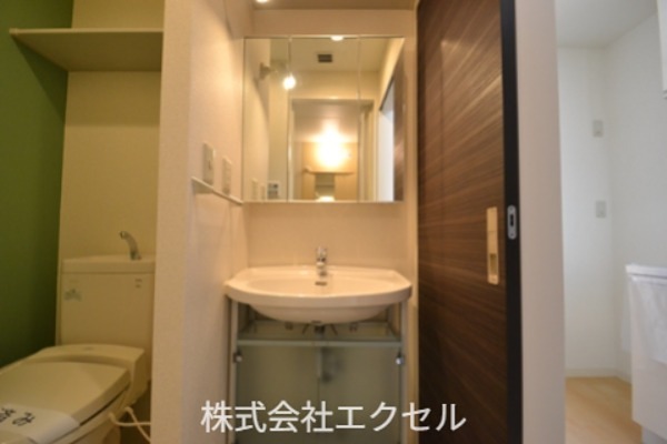 洗面設備　鏡付きの独立洗面台完備。