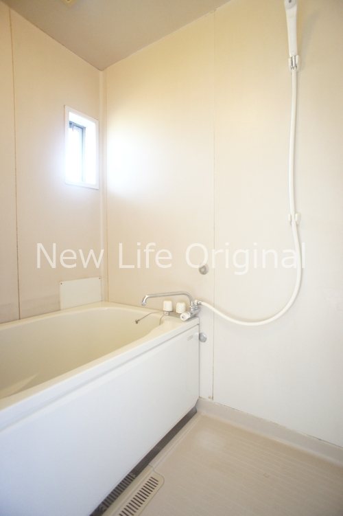 バス・シャワールーム　清潔感のあるバスルーム☆窓も付いているので換気もできます☆