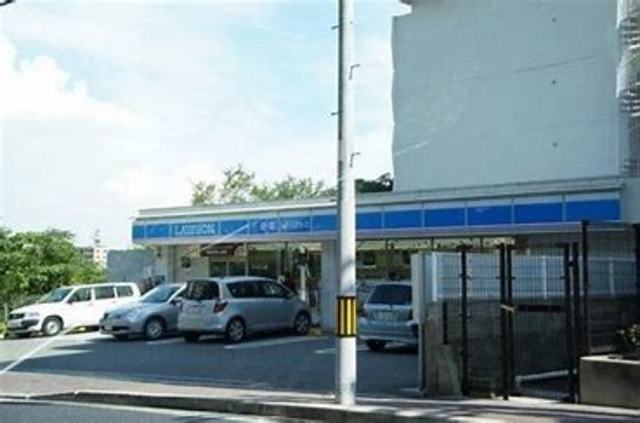 コンビニ　ローソン山本通4丁目店（コンビニ）まで207m