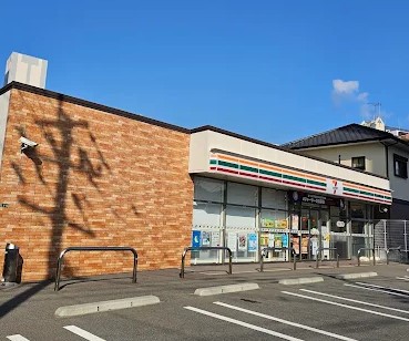 コンビニ　ファミリーマート（コンビニ）まで782m