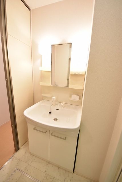 洗面設備　機能的な洗髪洗面化粧台です