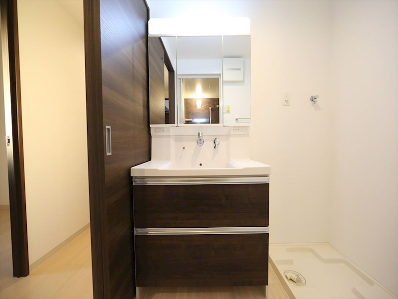 洗面設備　脱衣所　独立洗面台（シャンプードレッサー付）収納スペース有