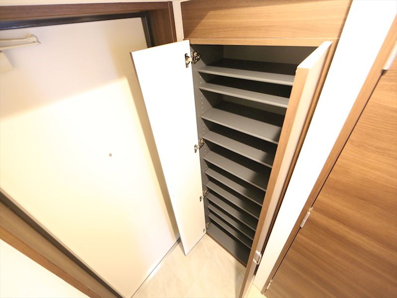 玄関　玄関　シューズボックス付（収納充実してます）