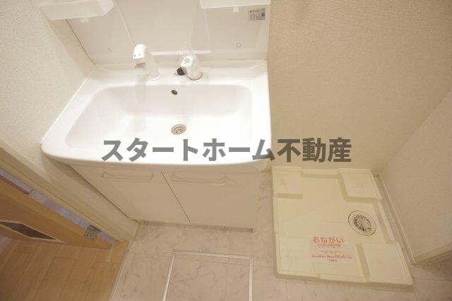 洗面設備　明るい洗面所です