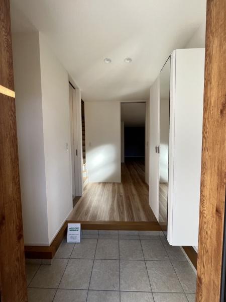 玄関　広々した玄関ホール