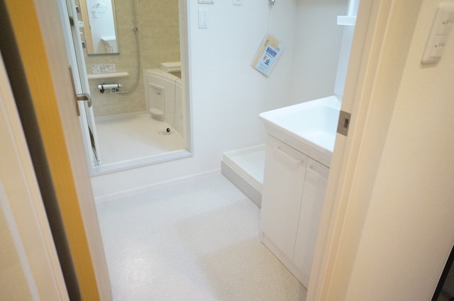 洗面設備　ゆったりとした脱衣スペース♪