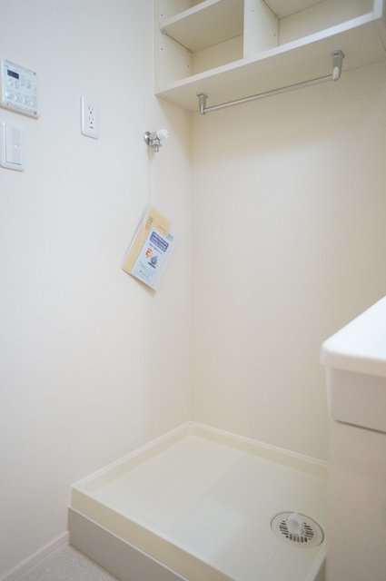 その他　上部収納が便利な洗濯機置き場