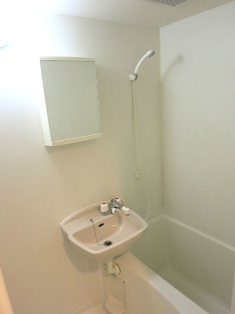 バス・シャワールーム　参考写真（同建物反転タイプ別部屋のものです）