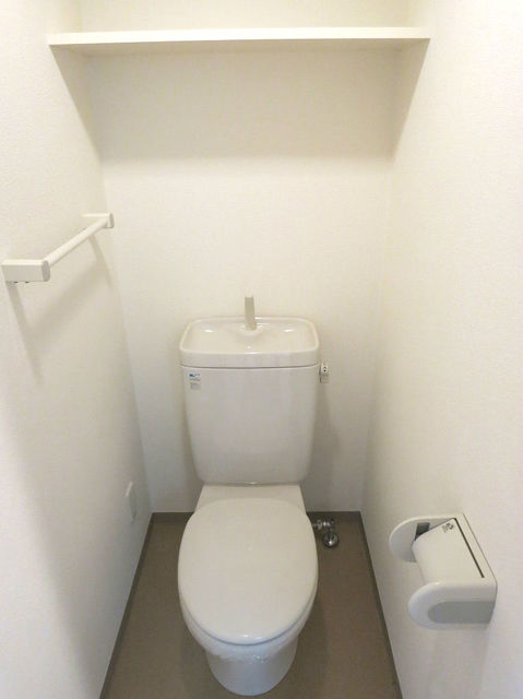 トイレ　参考写真（同建物反転タイプ別部屋のものです）