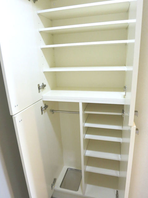 玄関　参考写真（同建物反転タイプ別部屋のものです）