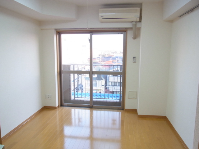 居室・リビング　参考写真（同建物反転タイプ別部屋のものです）