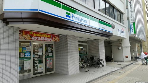 コンビニ　ファミリーマート南森町駅南店（コンビニ）まで113m