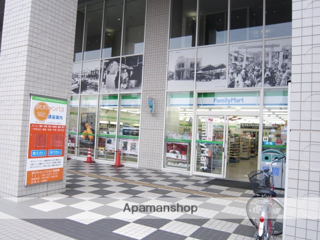 コンビニ　ファミリーマート（コンビニ）まで697m