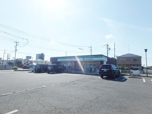 コンビニ　ファミリーマート（コンビニ）まで121m