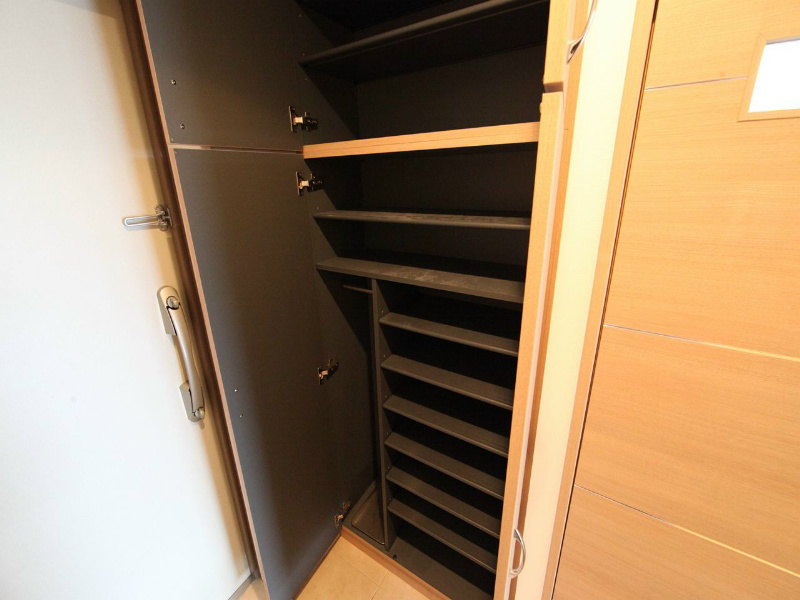 玄関　玄関　シューズボックス付（収納充実しています）