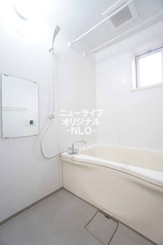 バス・シャワールーム　追い焚き機能付きセミオートバスでいつでもポカポカお風呂です。