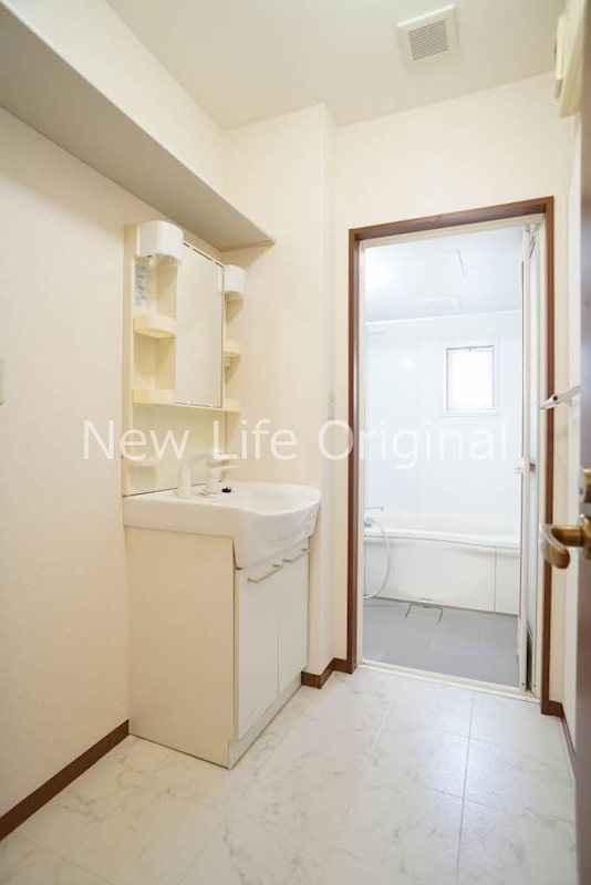 洗面設備　シャワー付き洗面台で忙しい朝でも楽に身支度が出来ます。