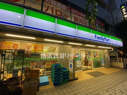 コンビニ　ファミリーマート鶴見中央店（コンビニ）まで262m