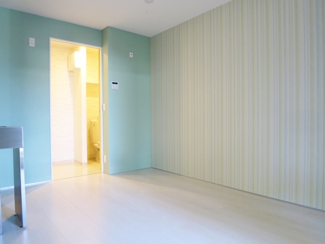 居室・リビング　壁紙がオシャレな洋室です！