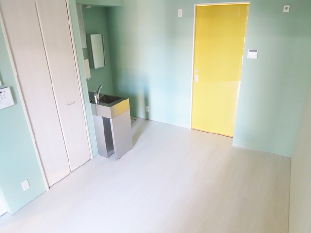 キッチン　窓側から見た洋室です！